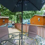 Three Trees Lodge - Hot Tub & Dog-Friendly - White Cross Bay
