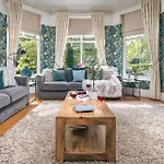 Rosemount Lake District Townhouse With Hot Tub