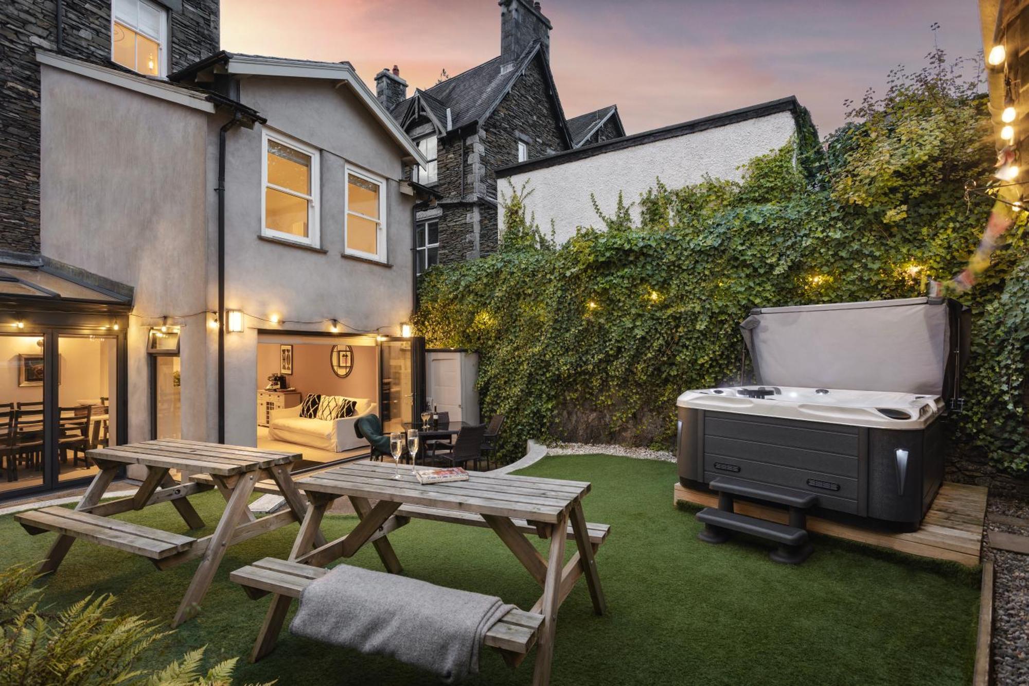 Rosemount District Townhouse With Hot Tub *