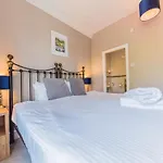 Holly-Wood Guest House