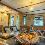 Woodland Retreat - White Cross Bay