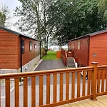 Jaw-Dropping Lodge With Hot Tub On Lake Windermere