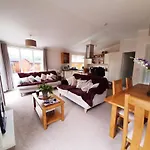 Jaw-Dropping Lodge With Hot Tub On Lake Windermere