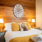Woodland Cottage - Private Courtyard - Pet Friendly Retreat In The Heart Of Windermere