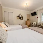 Thornbank House Offering Breakfast And With Free Off Site Health Club