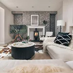 Rosemount Lake District Townhouse With Hot Tub