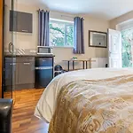 Roger Ground Guest House - With Onsite Car Parking