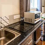 Roger Ground Guest House - With Onsite Car Parking