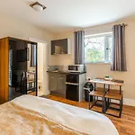 Roger Ground Guest House - With Onsite Car Parking