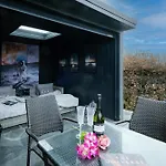 Rockside - Luxury 1 Bedroom Home With Hot Tub, Central Location, Parking And Pet Friendly
