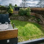 Rockside - Luxury 1 Bedroom Home With Hot Tub, Central Location, Parking And Pet Friendly