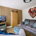 Rockside - Luxury 1 Bedroom Home With Hot Tub, Central Location, Parking And Pet Friendly