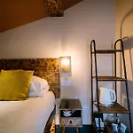 Luxury Single Small Room Central Location King Bed