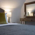 Oak Street Apartment