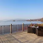 Lodge On The Lake
