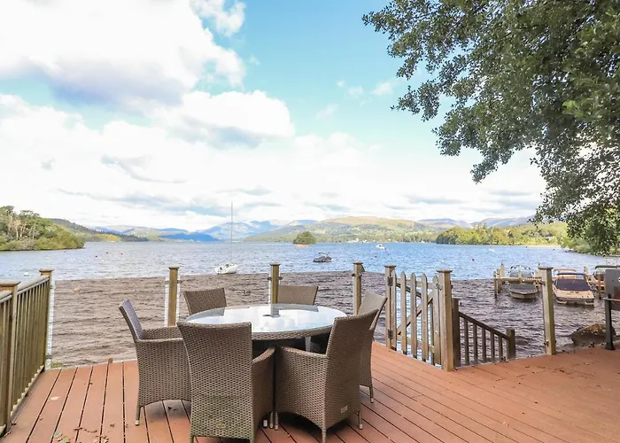 Lakeside Lodge
