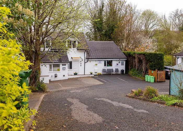 Roger Ground Guest House - With Onsite Car Parking