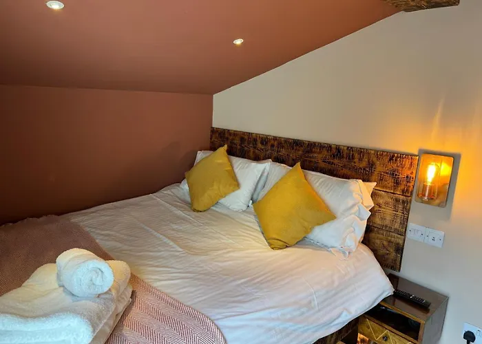 Luxury Single Small Room Central Location King Bed