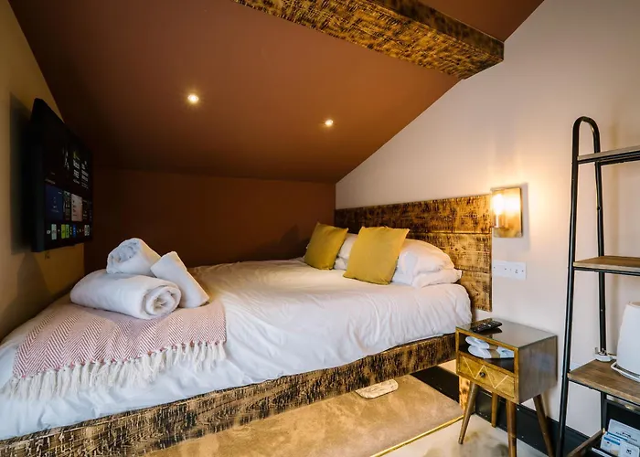 Luxury Single Small Room Central Location King Bed