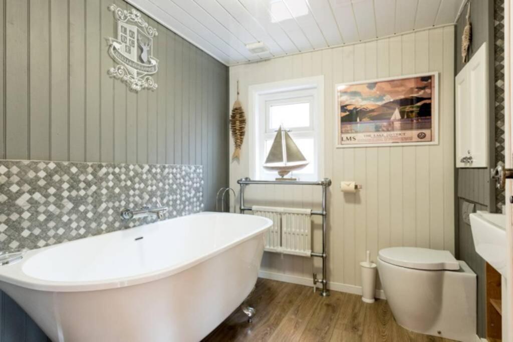 Mistletoe One Luxury With Hot Tub Holiday home Windermere