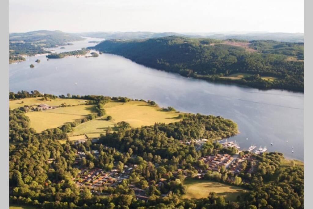 Mistletoe One Luxury With Hot Tub Holiday home