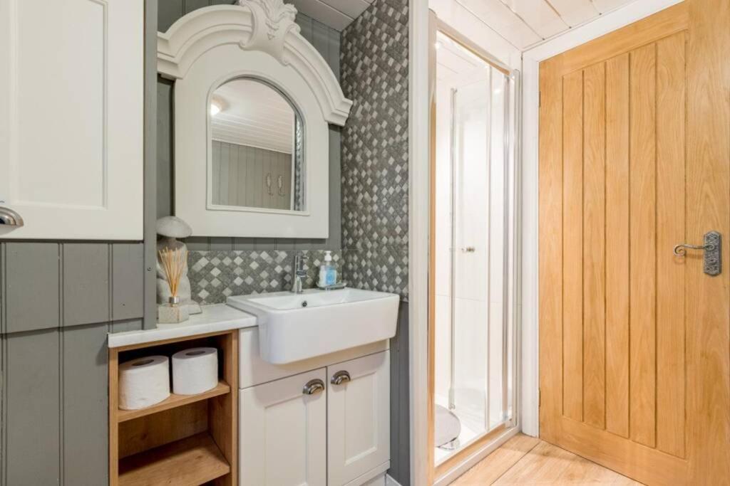 Mistletoe One Luxury With Hot Tub Windermere