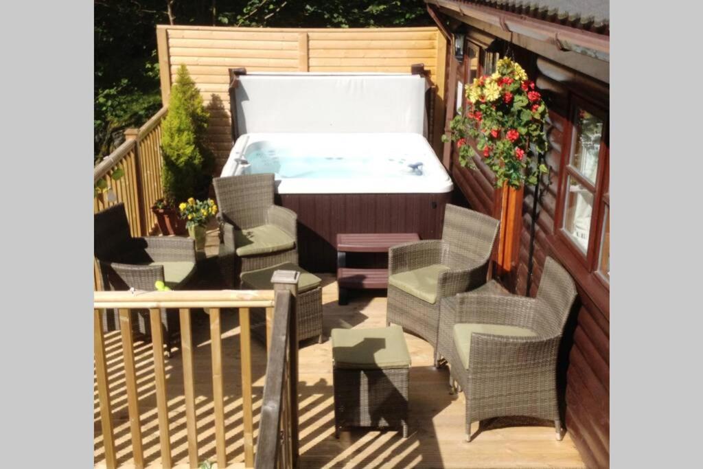 Mistletoe One Luxury With Hot Tub Holiday home *