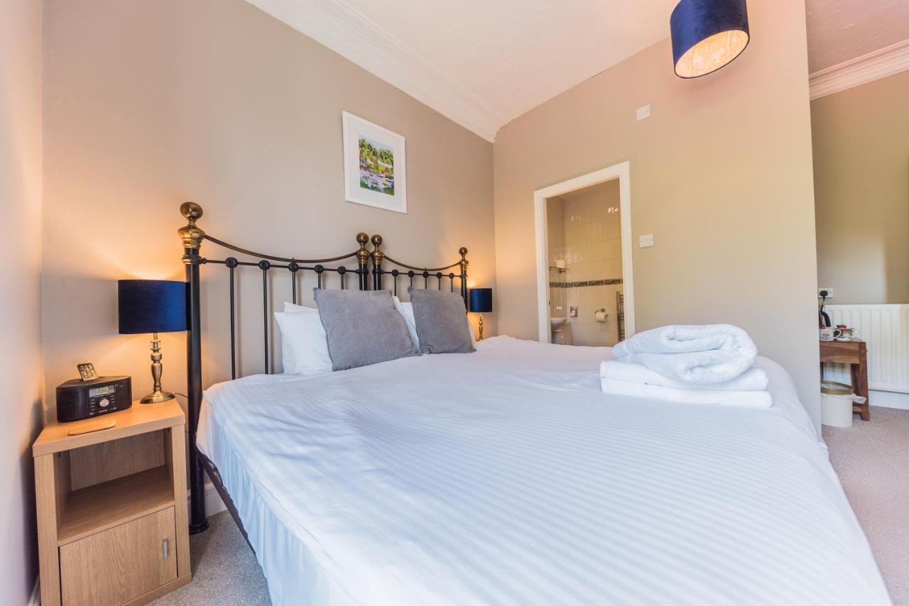 Holly-wood Guest house
