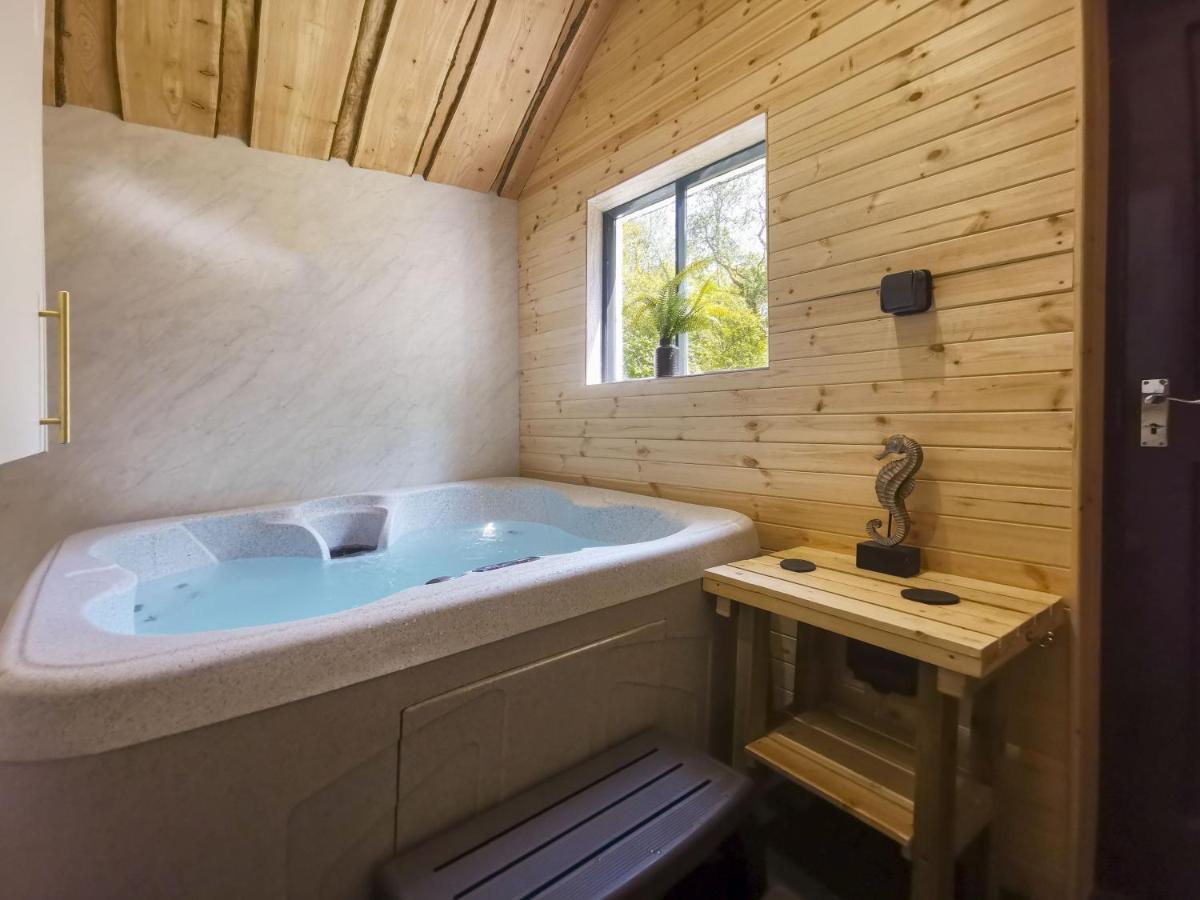 Woodlands Family Retreat With Hot Tub And Sauna *