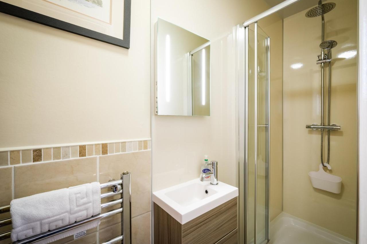 Glen Wynne - Free Off-site Health Club Access With Pool, Sauna, Steam & Gym