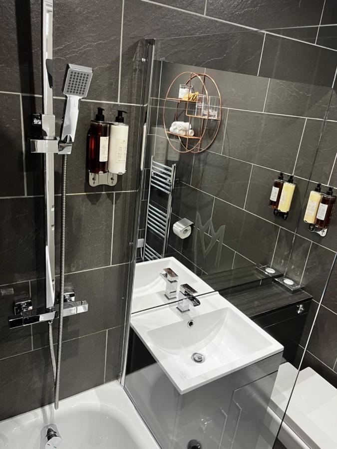The Mews Boutique Deluxe Apartments, Sleep 2-6 People , Central Location, Free Parking