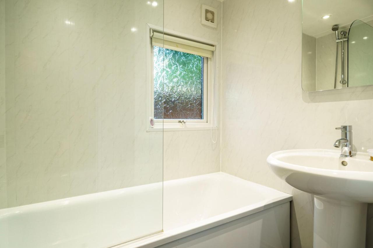 Three Trees - Hot Tub & Dog-friendly - White Cross Bay Holiday home