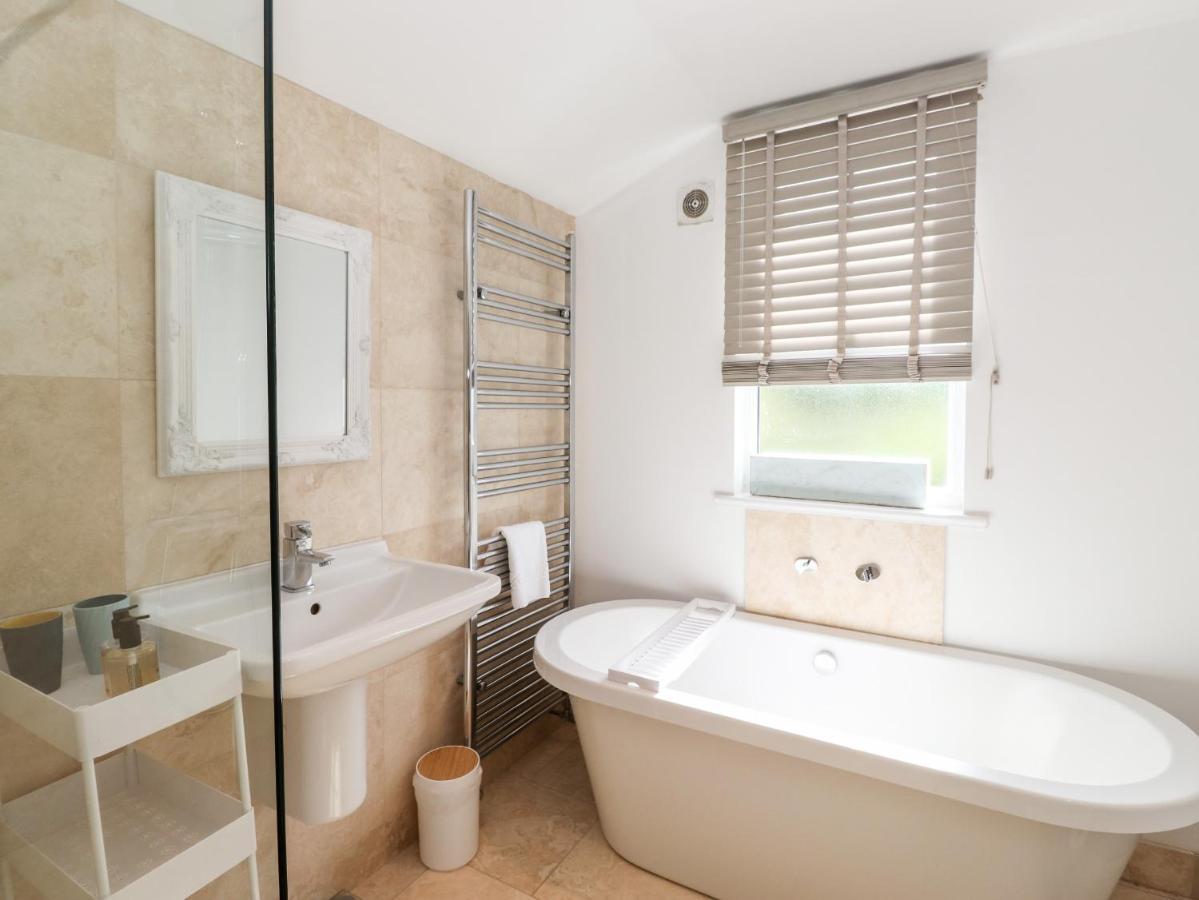 2 Alexandra Road *