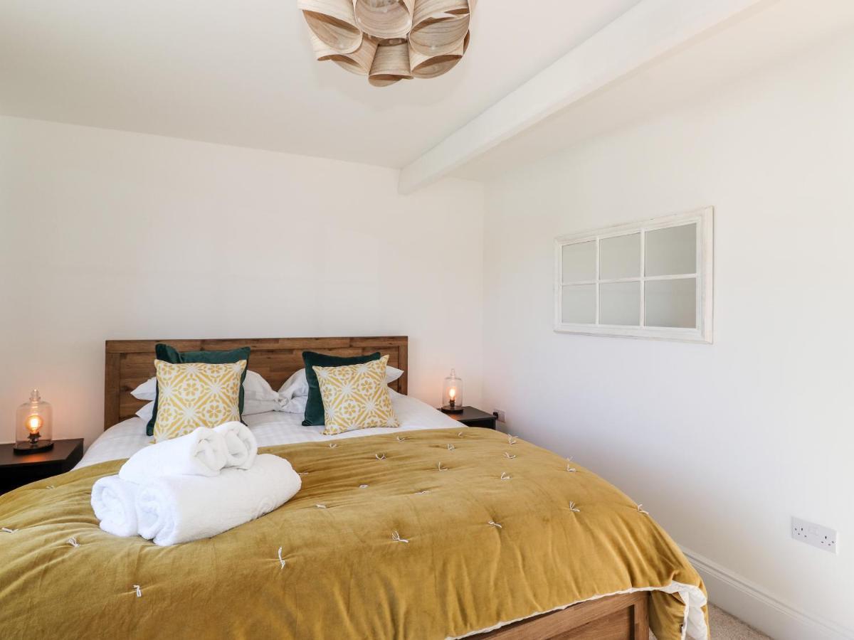 2 Alexandra Road *