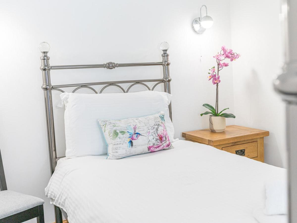Pass The Keys Two Bed With Parking Near Bowness Centre