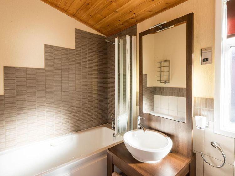 Retreat - White Cross Bay Chalet