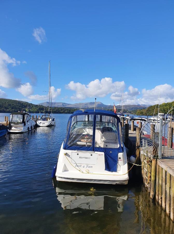 Holiday home Jaw-dropping With Hot Tub On Windermere