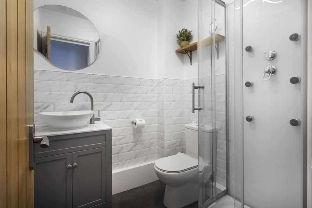 - District Escape For Two
