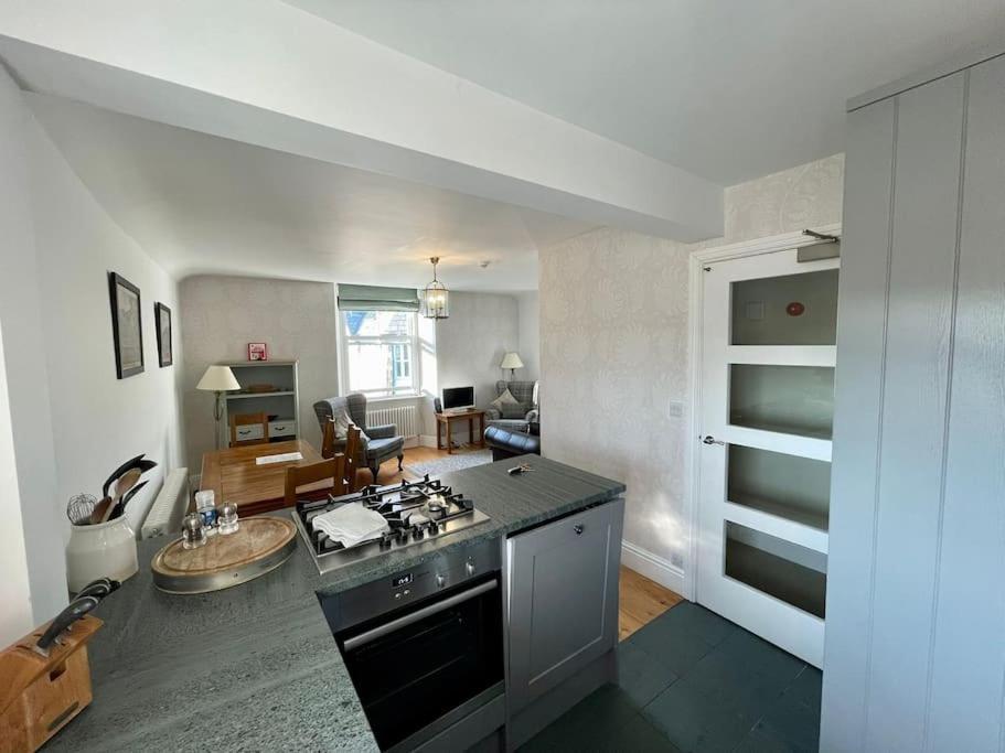 Perfectly Located, Bowness Flat With Free Parking And Views Apartamento