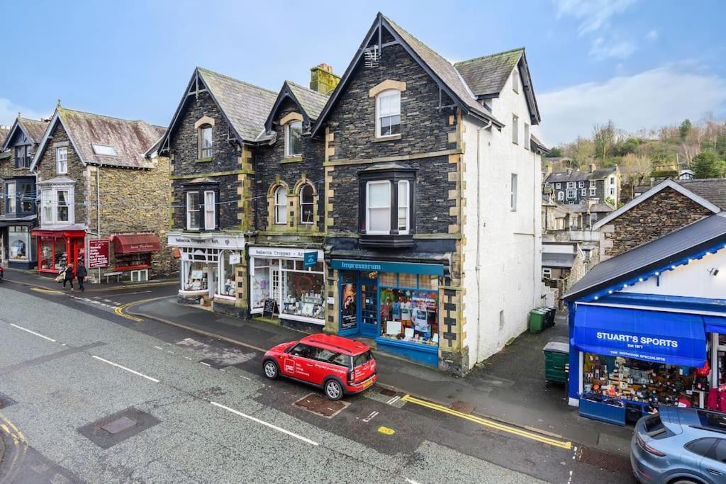 Perfectly Located, Bowness Flat With Free Parking And Views *