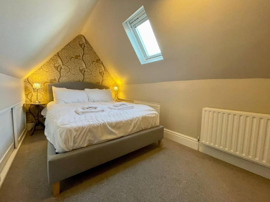 Perfectly Located, Bowness Flat With Free Parking And Views