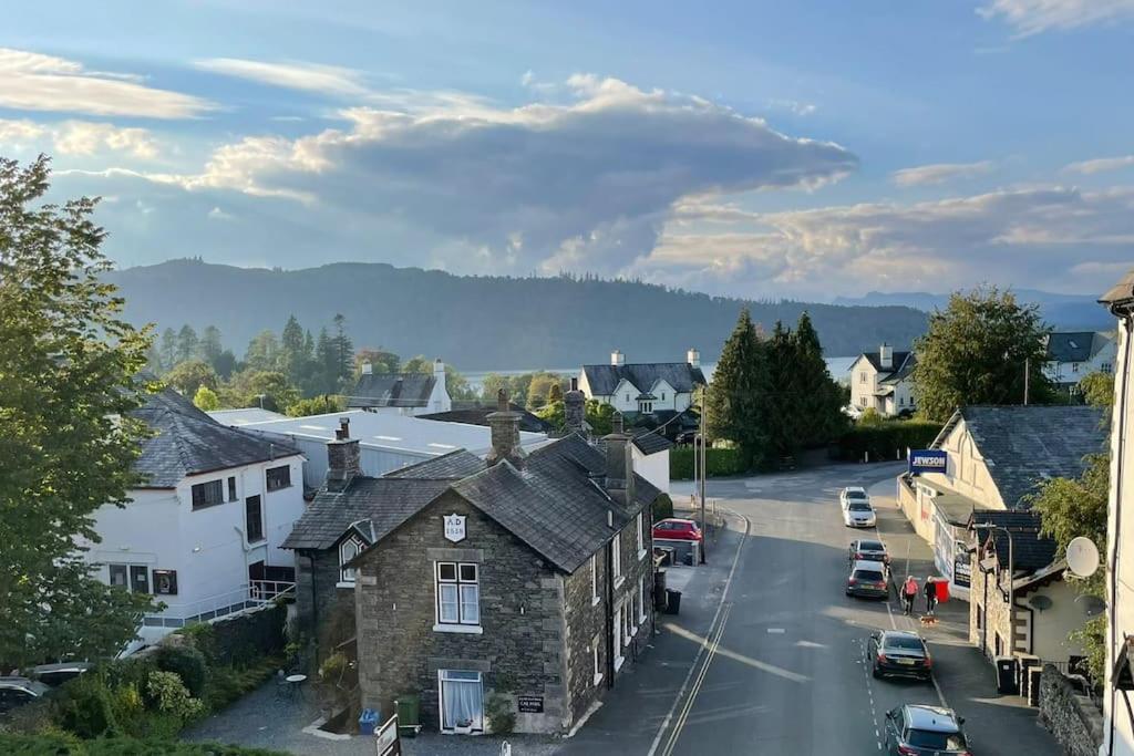 Perfectly Located, Bowness Flat With Free Parking And Views Windermere