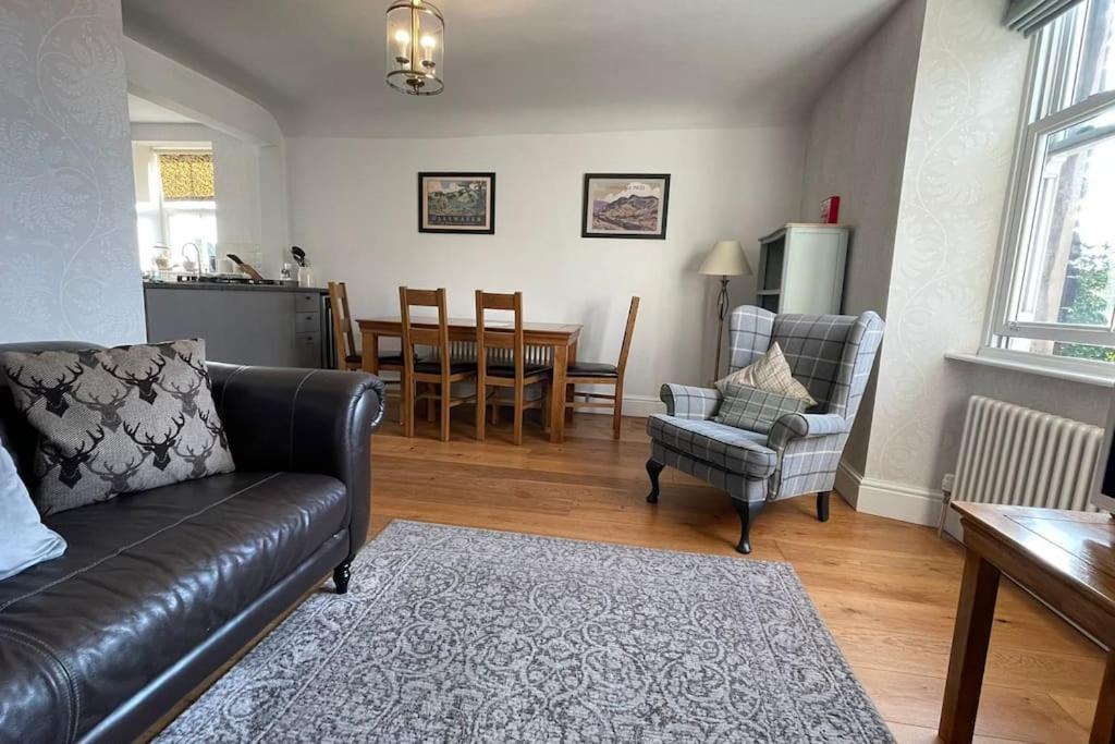 Perfectly Located, Bowness Flat With Free Parking And Views * Windermere