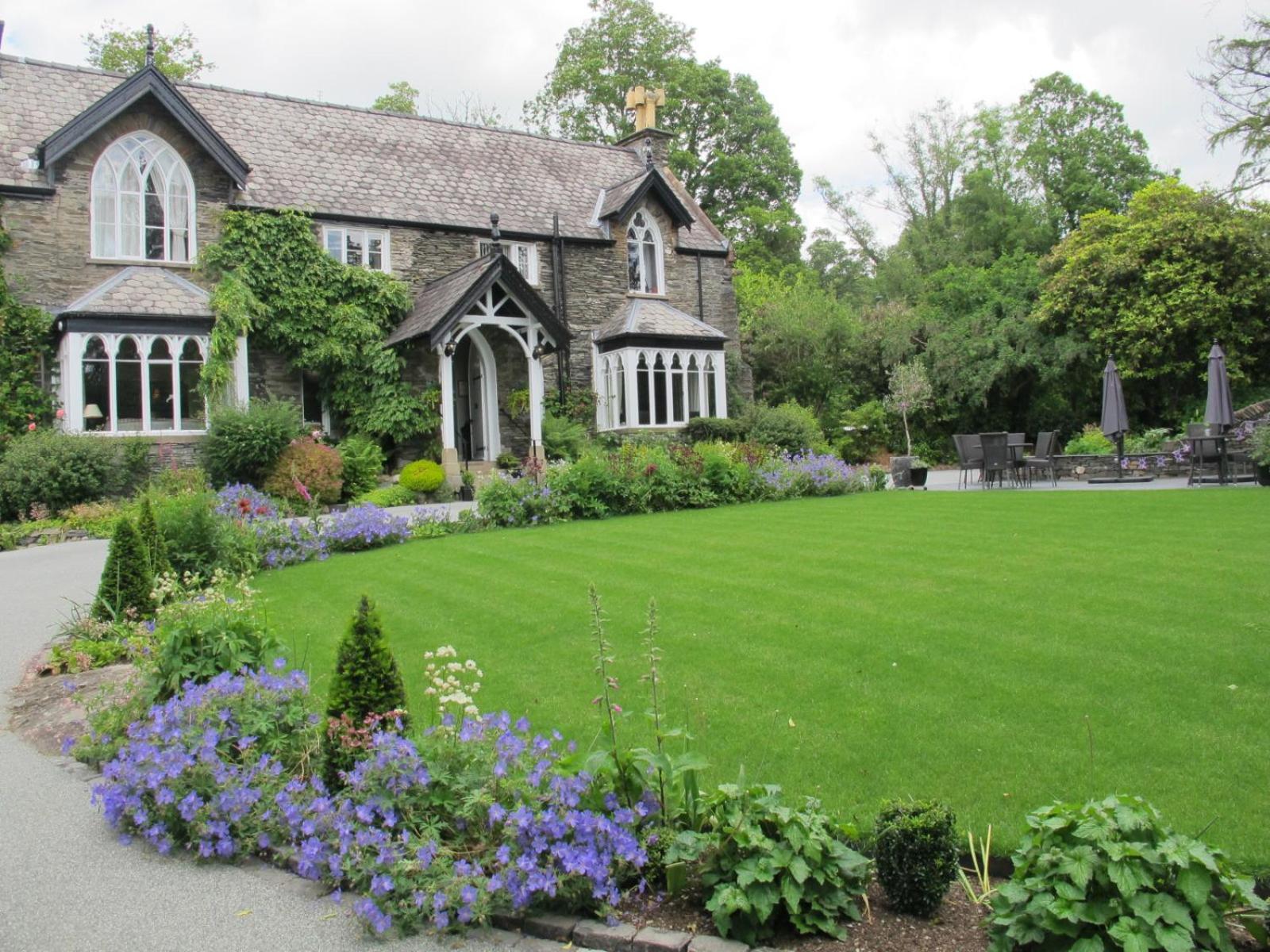 Cedar Manor Country house