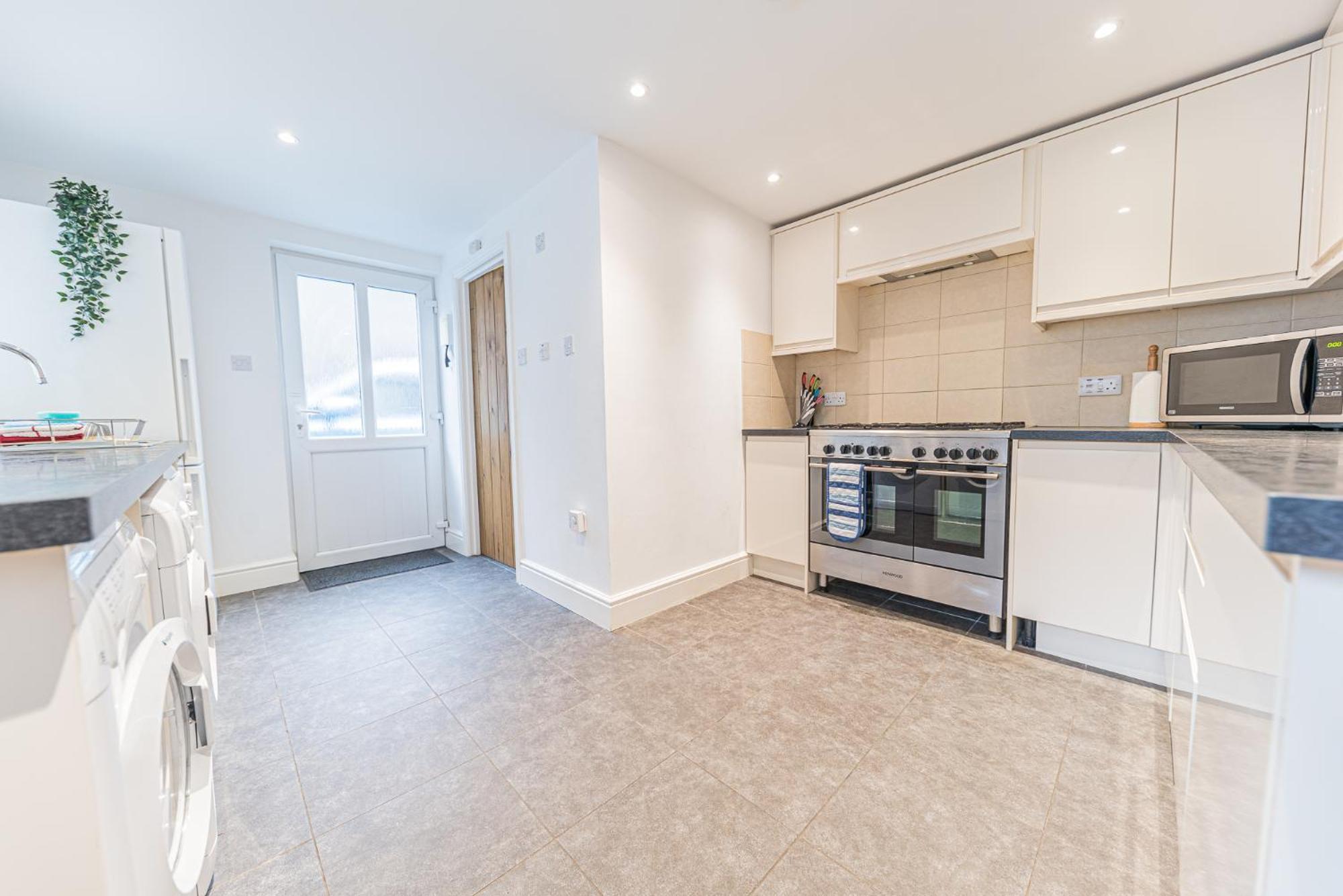 Central Windermere, Victorian Cottage, Family Friendly With Parking And A Wood Burner Holiday home