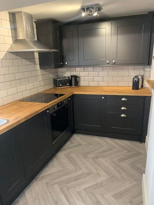 Rose Cottage, Centre, Access *