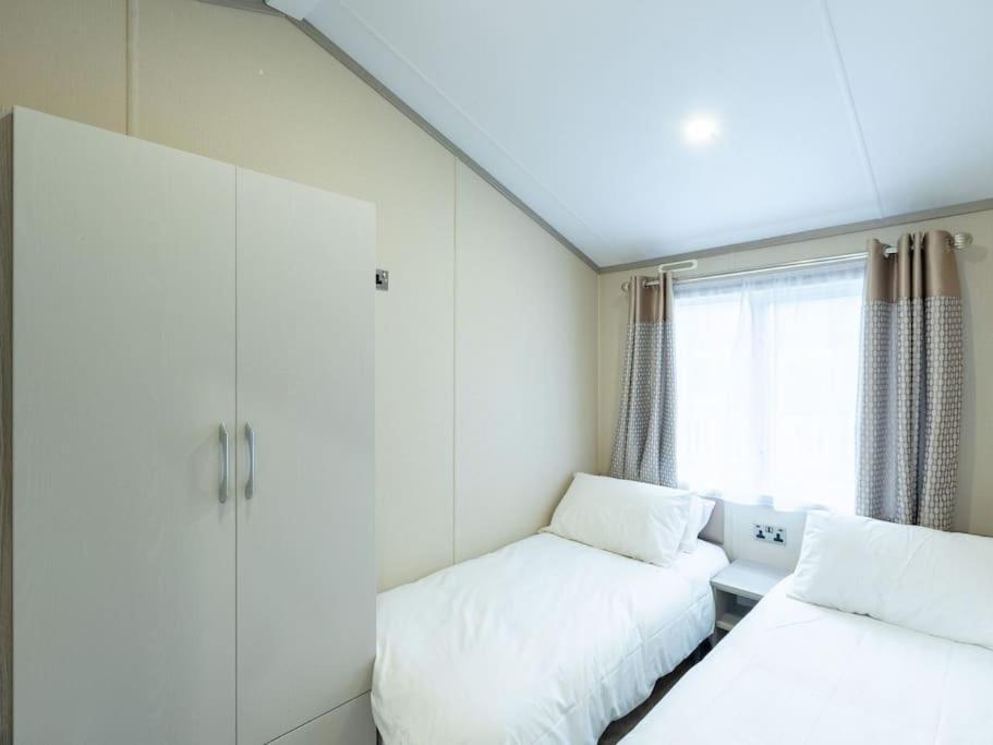 - White X Bay Apartment *