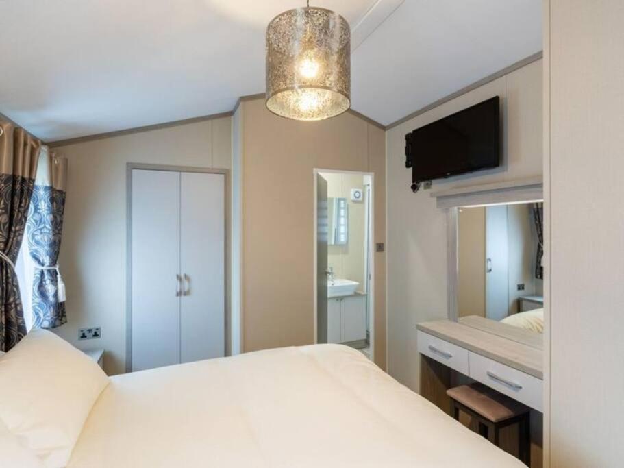 - White X Bay Apartment