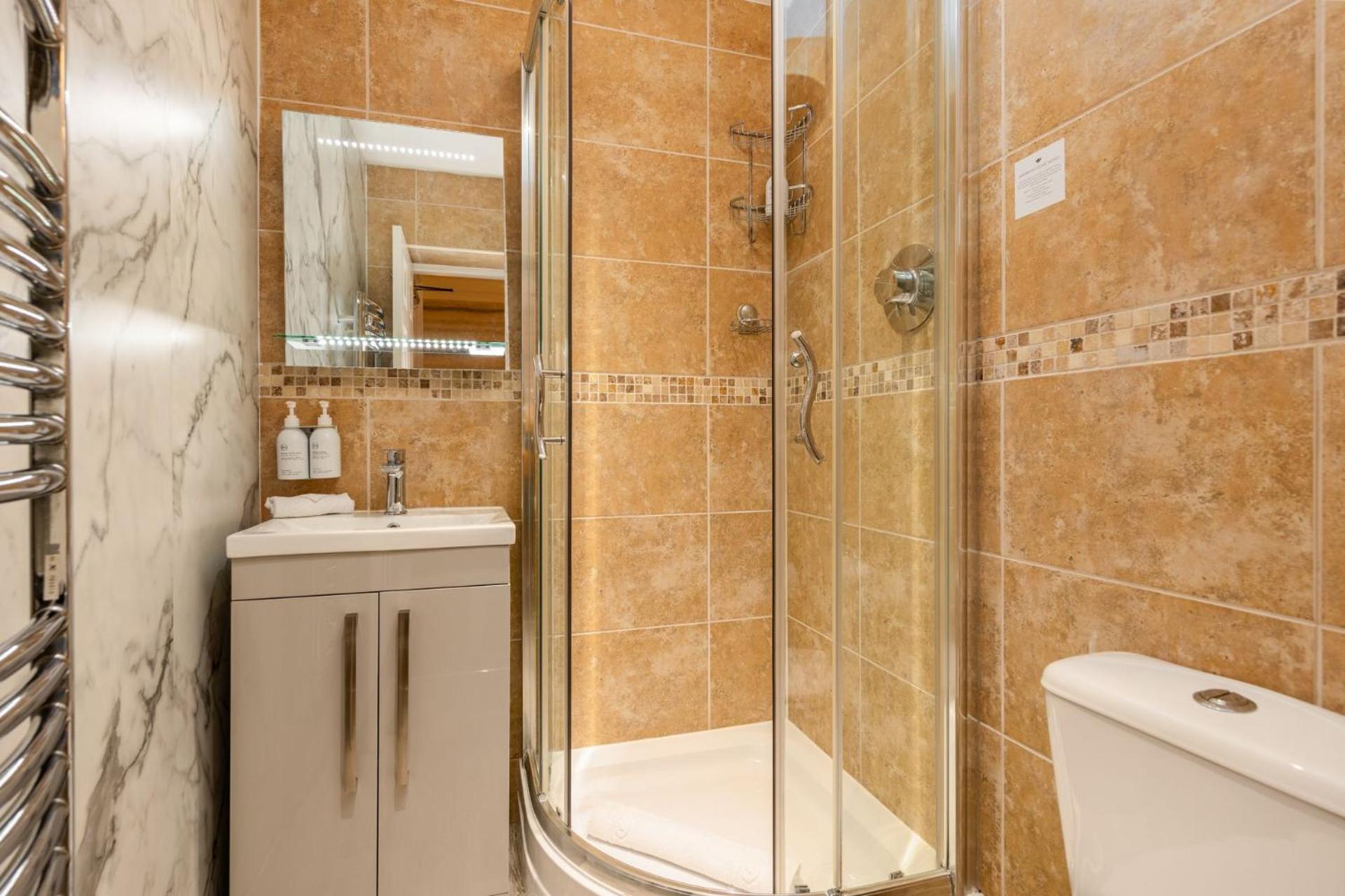 Guest house Wheatlands Lodge-windermere - Of The Year 2024 - Adult Only - Free Car Park 5*