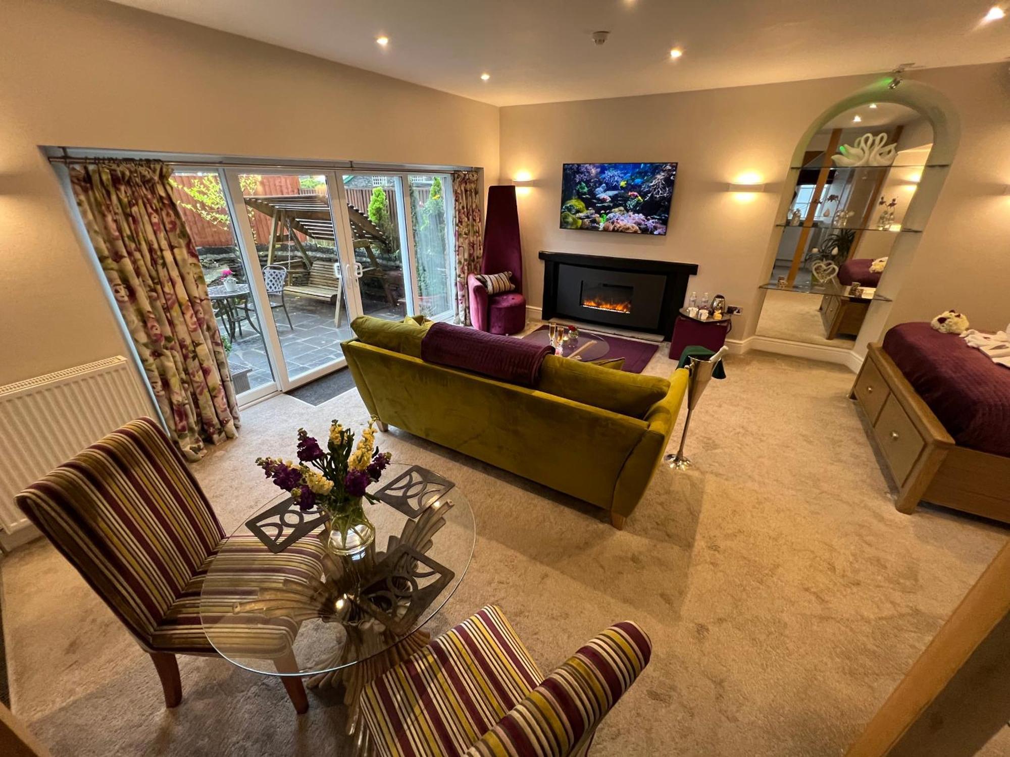 Boutique & Hot Tubs Hotel
